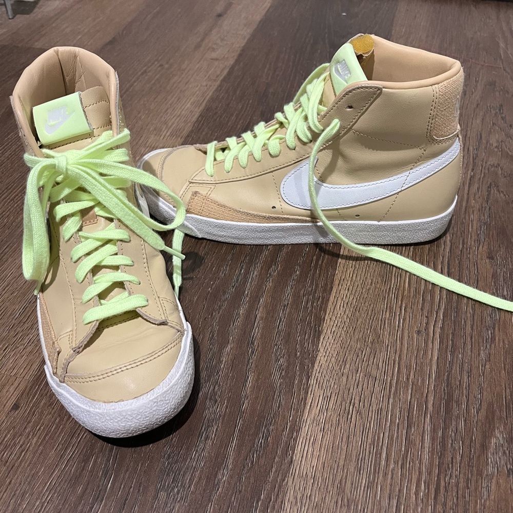 EUC Nike Air Sesame with neon accent W8